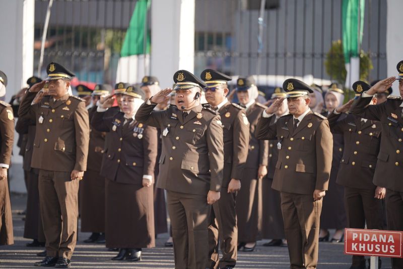 Suasana upacara bendera memperingati Hari Kemerdekaan Republik Indonesia ke-79 tahun di halaman Kantor Kejaksaan Tinggi Sulawesi Selatan, Makassar, Sabtu (17/8/2024). ANTARA/HO-Dokumentasi Humas Kejati Sulsel.