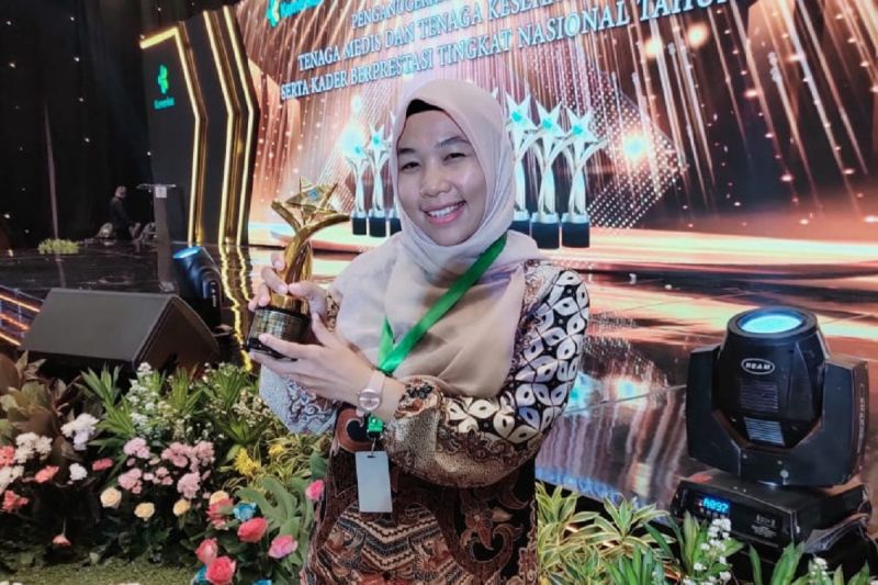 Kader Posyandu Aster Kelurahan Siantan Hilir, Kota Pontianak, Nurul Azizah Novihayati saat menerima penghargaan tingkat nasional sebagai kader berprestasi tahun 2024 oleh Kementerian Kesehatan (Kemenkes) RI di Jakarta, Minggu (18/8/2024). (ANTARA/Prokopimda PTK)