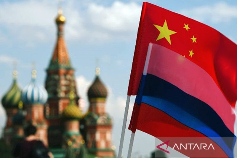Ilustrasi - Bendera nasional China dan Rusia terlihat di Lapangan Merah, Moskow, Rusia. ANTARA/Xinhua/am.