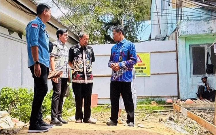 Direktur RSUD Kapuas saat tinjau lokasi pembangunan gedung isolasi yang baru di area rumah sakit setempat. (FOTO: IST)