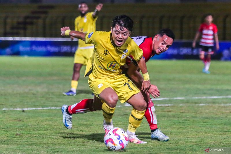 Pesepak bola Madura United FC Luiz Marcelo (kanan) berusaha merebut bola dari pesepak bola Barito Putera Chi Sung Moon (kiri) saat pertandingan BRI Liga 1 2024/2025 di Stadion Sultan Agung, Bantul, D.I Yogyakarta, Jumat (18/6/2024). ANTARA FOTO/Andreas Fitri Atmoko/agr/Spt