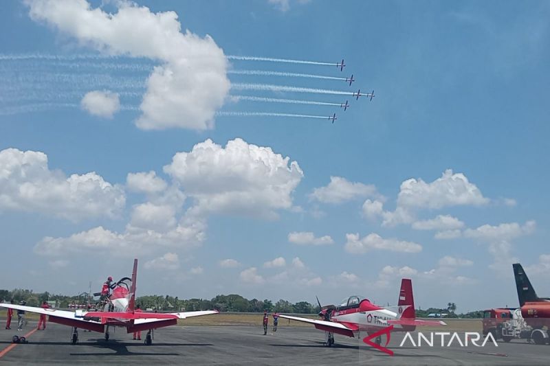 Atraksi Jupiter Aerobatic Team (JAT) di atas Banjarbaru yang disaksikan dari Apron Lanud Sjamsudin Noor, Minggu (18/8/2024). (ANTARA/Firman)