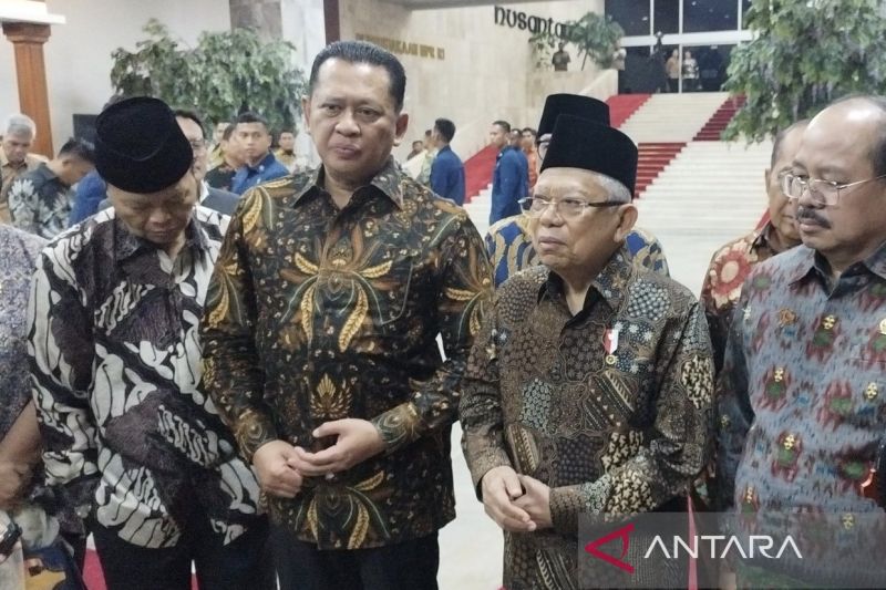 Wakil Presiden Ma'ruf Amin (kanan) bersama Ketua MPR RI Bambang Soesatyo (kiri) di Gedung MPR/DPR/DPD, Jakarta, Minggu (18/8/2024). ANTARA/Bagus Ahmad Rizaldi.