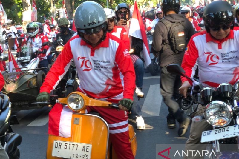 Penjabat (Pj) Gubernur Nusa Tenggara Barat (NTB), Hassanudin menggunakan sepeda motor vespa saat membuka dan melepas peserta riding merdeka dalam rangka memperingati HUT ke-79 Republik Indonesia di Mataram, Minggu (18/8/2024). (ANTARA/Pemprov NTB).