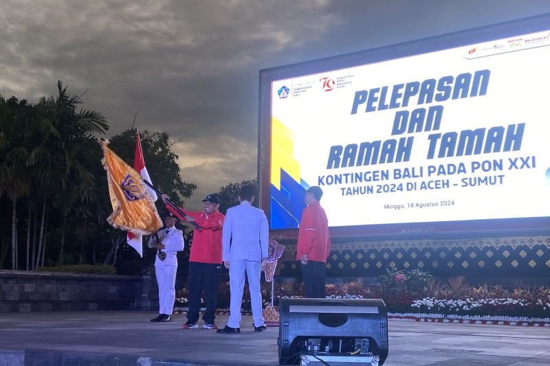 Pj Gubernur Bali Sang Made Mahendra Jaya saat pelepasan kontingen Bali PON XXI Aceh-Sumut di Denpasar, Minggu (18/8/2024). ANTARA/Ni Putu Putri Muliantari