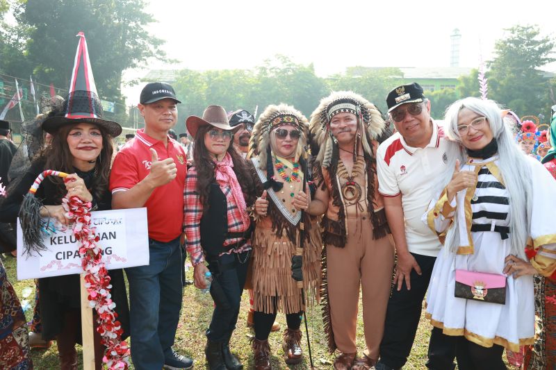 Wali Kota Tangerang Selatan Benyamin Davnie (kedua dari kanan) berfoto bersama warga yang mengenakan pakaian dari berbagai daerah dalam acara pawai budaya di Ciputat, Minggu. ANTARA/HO-Pemkot Tangsel