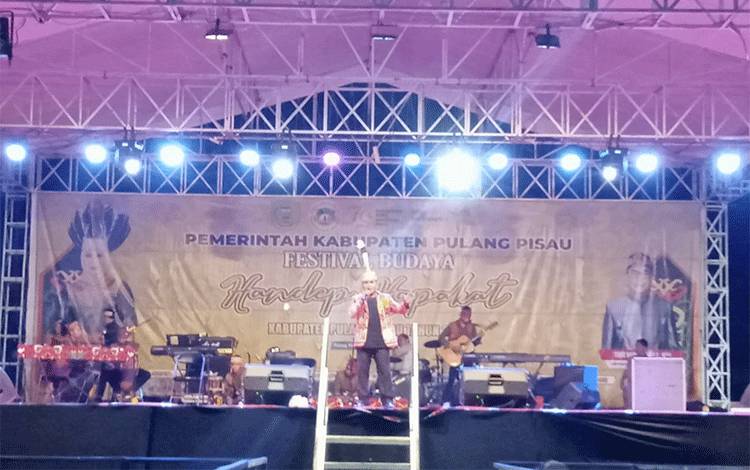Peserta tampil dalam Lomba Vokal solo Lagu Pop Daerah, Minggu malam, 18 Agustus 2024.?(FOTO : RETHA)