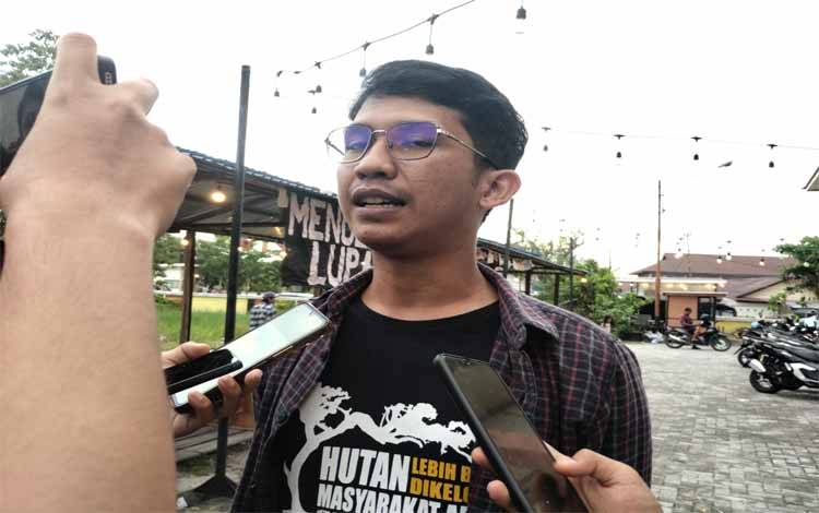 Advokat dari Lembaga Bantuan Hukum atau LBH Palangka Raya, Sandi.(FOTO: TESTI PRISCILLA)