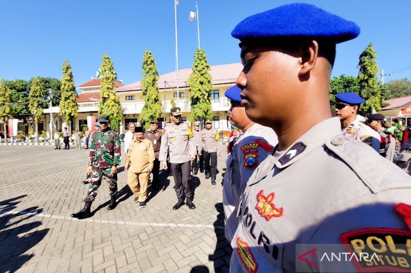 Kapolres Situbondo AKBP Rezi Dharmawan didampingi Bupati karna Suswandi dan Dandim 0823 cek kesiapan personel gabungan usai apel gelar pasukan Operasi Mantap Praja Semeru 2024. Senin (19/8/2024) ANTARA/Novi Husdianriyanto