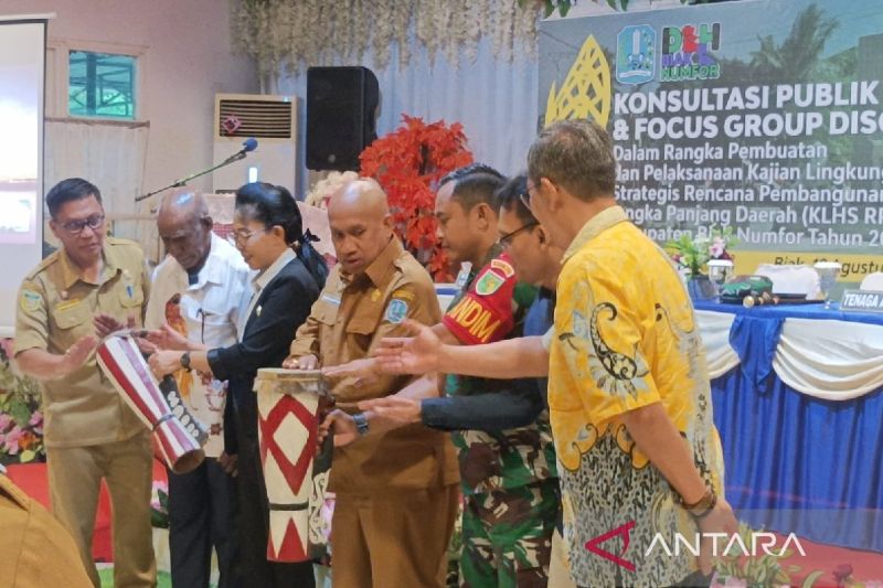 Sekretaris Daerah Biak Numfor, Papua Markus Mansnembra Dida Dandim 1708 Letkol Inf Marsen Sinaga membuka forum diskusi grup RPJPD kajian lingkungan strategis,Senin (19/8).ANTARA/Muhsidin