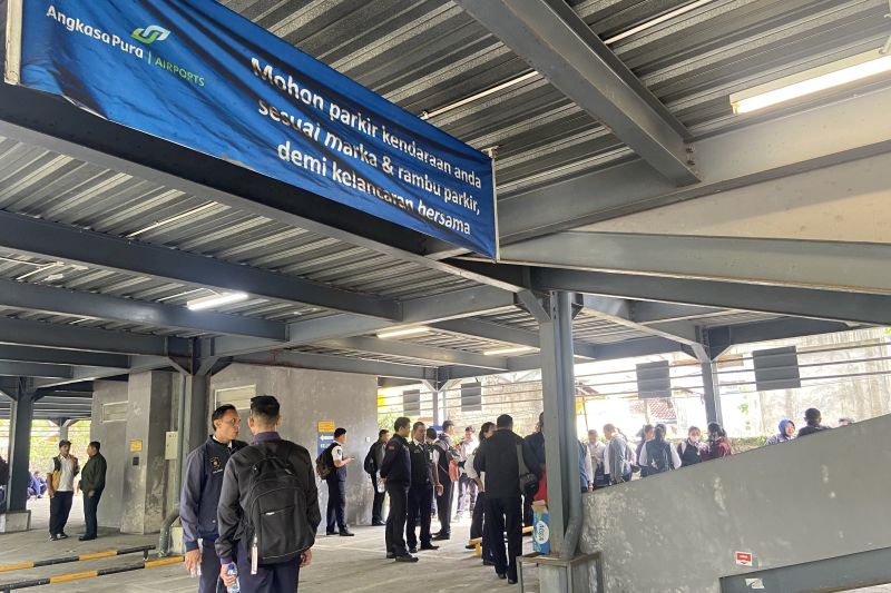 Karyawan di Bandara I Gusti Ngurah Rai di bawah naungan Angkasa Pura Supports saat mogok kerja di Badung Bali, Senin (19/8/2024). ANTARA/Ni Putu Putri Muliantari.