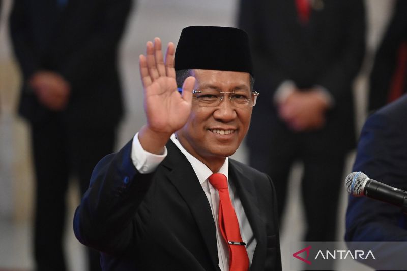 Pejabat baru Menkumham Supratman Andi Agtas melambaikan tangan saat pelantikannya di Istana Negara, Jakarta, Senin (19/8/2024). Presiden Joko Widodo melantik Bahlil Lahadalia sebagai Menteri ESDM menggantikan Arifin Tasrif, Supratman Andi Agtas sebagai Menkumham menggantikan Yasonna Laoly, Rosan Roeslani sebagai Menteri Investasi/Kepala BKPM menggantikan Bahlil Lahadalia dan Angga Raka Prabowo sebagai Wamen Kominfo. ANTARA FOTO/Sigid Kurniawan/rwa. (ANTARA FOTO/SIGID KURNIAWAN)