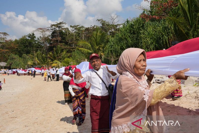 PT Pupuk Indonesia (Persero) bersama Relawan Bakti BUMN Batch VI 2024 membentangkan bendera merah putih sepanjang 1 km di Pantai Nusantara, Kabupaten Lembata, Nusa Tenggara Timur. ANTARA/HO-PT Pupuk Indonesia