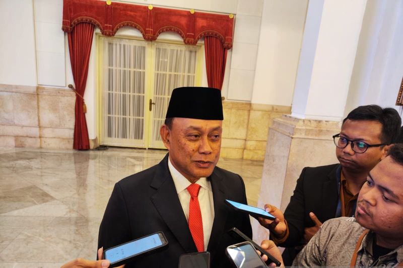 Head of the National Nutrition Agency, Dadan Hindayana, in a press statement in State Palace, Jakarta on Monday (August 19, 2024). (ANTARA/Mentari Dwi G/rst)