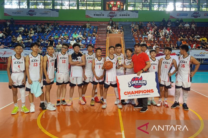 Wakil Ketua Umum Bidang III Pengurus Provinsi (Pengprov) Persatuan Bola Basket Seluruh Indonesia (Perbasi) DKI Jakarta, Ikhwanul Iwan, memberikan piala kepada juara kelompok umur (KU) 14 Turnamen 3 Dekade Basketball, Jakarta, Senin (19/8/2024). ANTARA/Donny Aditra