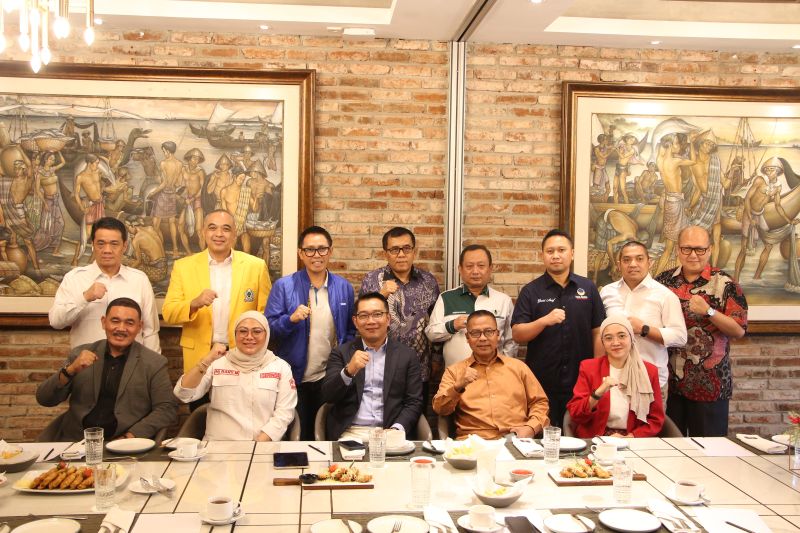 Bakal calon Gubernur DKI Jakarta Ridwan Kamil berfoto bersama dengan sejumlah pimpinan partai politik koalisi pada tingkat provinsi sebelum makan siang di Hotel Aryaduta, Jakarta, Senin (19/8/2024). ANTARA/HO-Relawan Kita