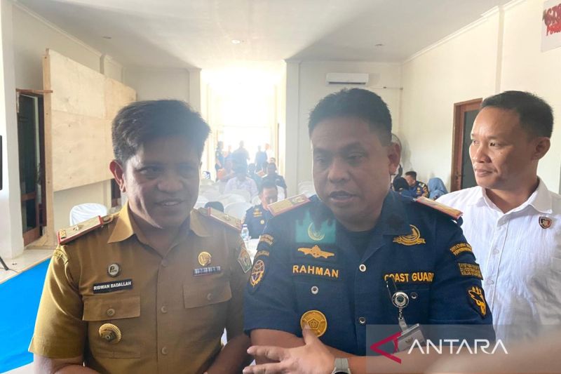 Kepala Dinas Kominfo Sultra Ridwan Badallah dan Kepala KSOP Kelas II Kendari Capt. Rahman. (ANTARA/La Ode Muh Deden Saputra)