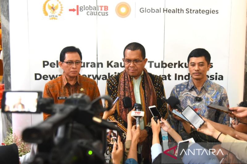 Wakil Ketua Komisi IX DPR RI Emanuel Melkiades Laka Lena saat memberikan keterangan kepada wartawan usai menghadiri Peluncuran Kaukus Tuberkulosis (TBC) di Gedung Nusantara, Kompleks Parlemen, Jakarta, Senin (19/8/2024). ANTARA/HO-Humas DPR RI