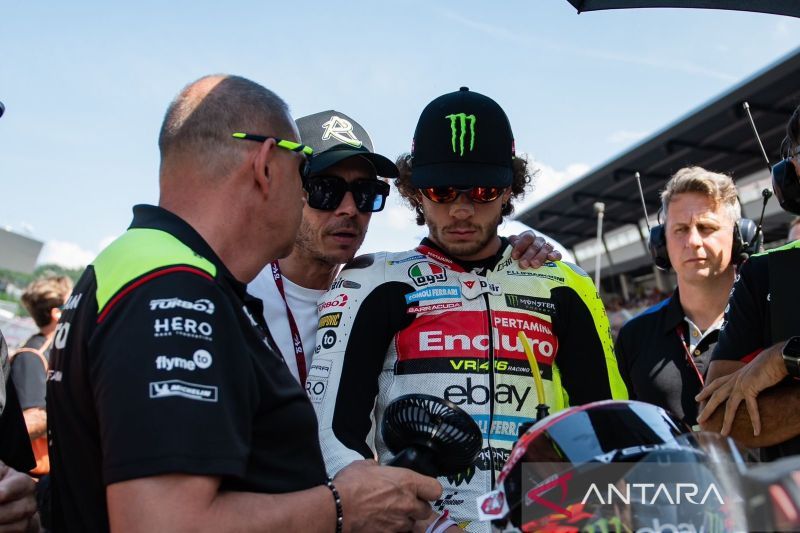 Pembalap Pertamina Enduro VR46 Marco Bezzecchi bersama legenda hidup MotoGP Valentino Rossi bercengkerama menjelang balapan di Sirkuit Red Bull Ring, Spielberg, Austria, Minggu (18/8/2024). (ANTARA/Ho/Pertamina Enduro VR46)