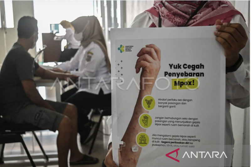Ilustrasi: Petugas kesehatan menyosialisasikan penyakit cacar monyet kepada masyarakat di Puskesmas Kedaung, Tangerang Selatan, Banten, Rabu (1/11/2023) ((ANTARA/Sulthony Hasanuddin/foc.))