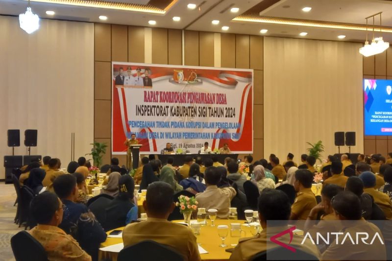 Bupati Sigi Mohamad Irwan Lapatta saat memberikan pengarahan kepada kepala desa se-Kabupaten Sigi untuk bijak dalam penggunaan dana desa saat rakor pengawasan dana desa di Kota Palu, Senin (19/8/2024). ANTARA/MOH SALAM.