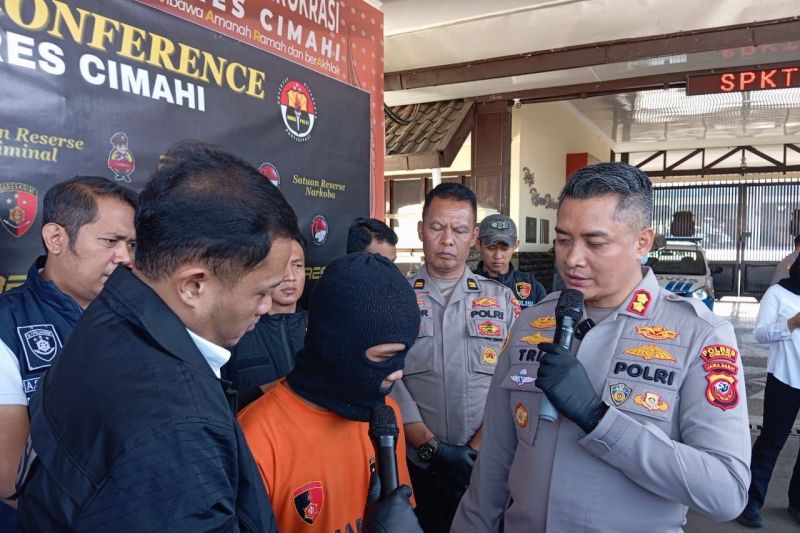 Kapolres Cimahi AKBP Tri Suharto saat ungkap kasus penculikan dan rudapaksa terhadap anak di bawah umur di Mapolres Cimahi, Kota Cimahi, Jawa Barat, Senin (19/8/2024). ANTARA/HO-Polres Cimahi