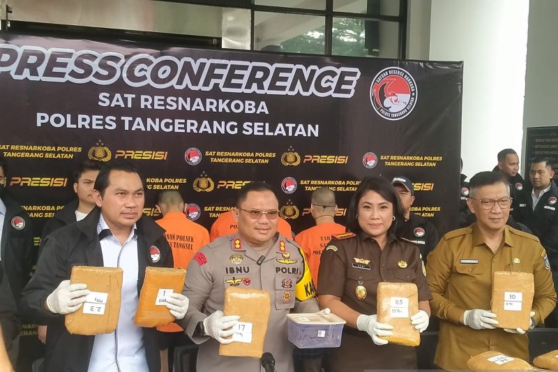 Kapolres Tangsel, AKBP Ibnu Bagus Santoso menunjukan barang bukti dari hasil ungkap kasus penyelundupan ganja antar provinsi di Banten (19/08/2024). ANTARA/ Azmi Samsul Maarif.