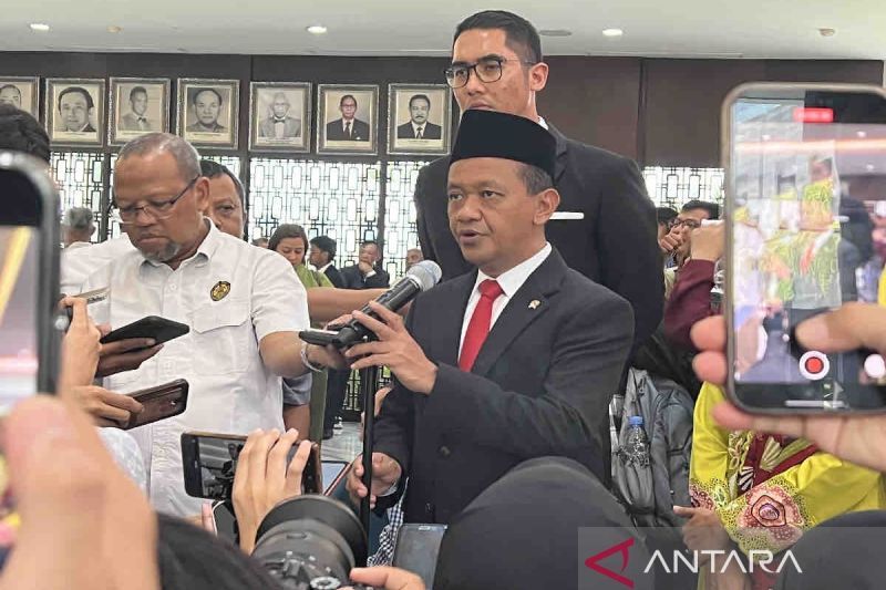 Menteri Energi dan Sumber Daya Mineral (ESDM) yang baru Bahlil Lahadalia memberi keterangan kepada awak media seusai Serah Terima Jabatan Menteri Energi dan Sumber Daya Mineral Kabinet Indonesia Maju Sisa Masa Jabatan Periode 2019-2024 di Jakarta, Senin (19/8/2024). ANTARA/Harianto
