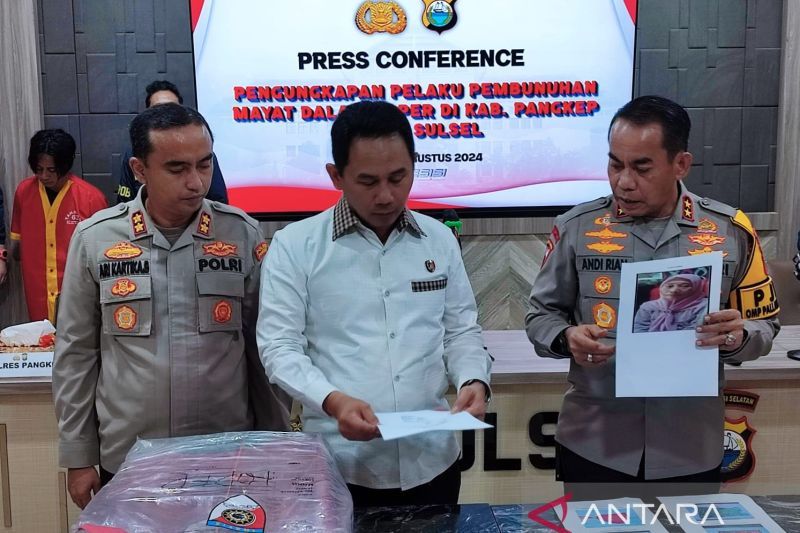 Kapolda Sulsel Irjen Pol Andi Rian R Djajadi (kanan) didampingi Ditreskrimum Polda Sulsel Kombes Pol Jamaluddin Fatri (tengah) dan Kapolres Pangkep AKBP Ari Kartika Bhakti (kiri) menunjukkan barang bukti saat rilis beserta tersangka di Mapolda Sulsel, Makassar, Sulawesi Selatan, Senin (19/8/2024). ANTARA/Darwin Fatir.