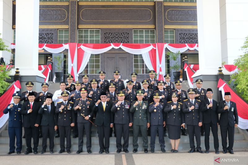 Gubernur Kalimantan Selatan Sahbirin Noor bersama Kepala Kantor Wilayah Kemenkumham Kalsel Taufiqurrakhman dan jajaran beserta Forkopimda Kalsel usai upacara peringatan Hari Pengayoman Ke-79, di Banjarbaru, Senin (19/8/2024). ANTARA/Firman