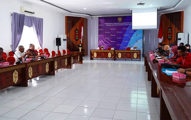 Rapat usulan peningkatan besaran bantuan keuangan partai di Kesbangpol Kalteng, baru baru ini. (FOTO: KESBANGPOL KALTENG)
