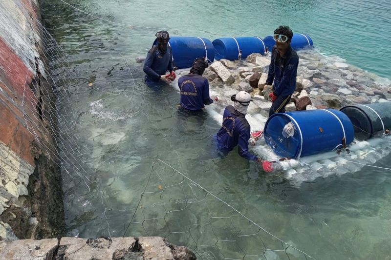 Petugas memasang batu bronjong di kawasan Pulau Panggang untuk meminimalkan hantaman ombak terhadap kawasan pesisir di daerah setempat. ANTARA/HO-Pemkab Kepulauan Seribu