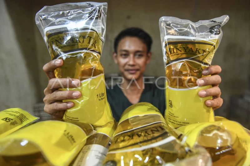 Pedagang menunjukkan minyak goreng Minyakita di Pasar Kebayoran Lama, Jakarta, Kamis (25/7/2024). ANTARA FOTO/Hafidz Mubarak A/Spt