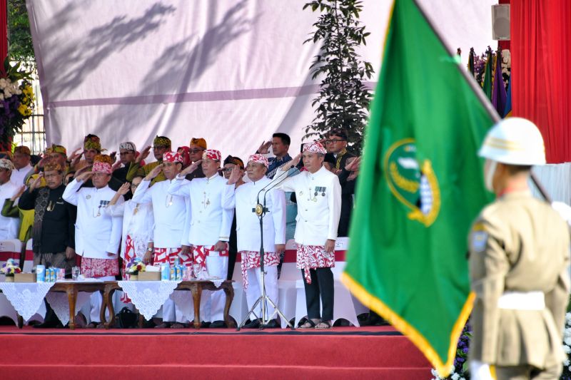 Pj Gubernur Jabar Bey Triadi Machmudin bersama Forkopimda Jabar memimpin upacara peringatan HUT Jabar ke-79 di Lapangan Gasibu Bandung, Senin (19/8/2024). ANTARA/HO Pemprov Jabar