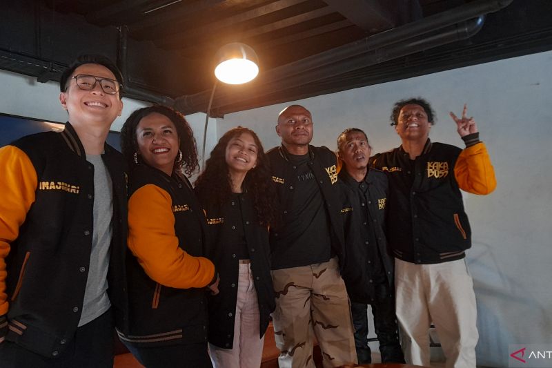 Godfred Orindeod (ketiga dari kanan) bersama jajaran pemain serta tim produksi film "Kaka Boss" yang akan tayang di bioskop mulai 29 Agustus 2024. (ANTARA/Vinny Shoffa Salma)
