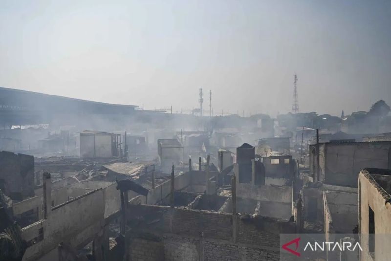 Asap mengepul dari sisa kebakaran di permukiman padat penduduk Kelurahan Manggarai, Tebet, Jakarta, Selasa (13/8/2024). ANTARA FOTO/Muhammad Ramdan/YU