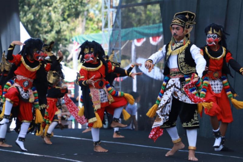 Salah satu budaya yang ditampilkan dalam Gelar Potensi Budaya Kelurahan di Kabupaten Bantul Daerah Istimewa Yogyakarta. Senin (19/8/2024) (ANTARA/HO-Kominfo Pemkab Bantul)