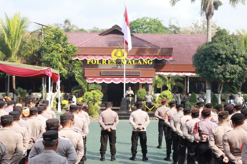 Petugas kepolisian Polres Malang mengikuti kegiatan Apel Gelar Pasukan Operasi Mantap Praja Semeru 2024 di lapangan mapolres setempat, Senin (19/8/2024). ANTARA/HO-Polres Malang.