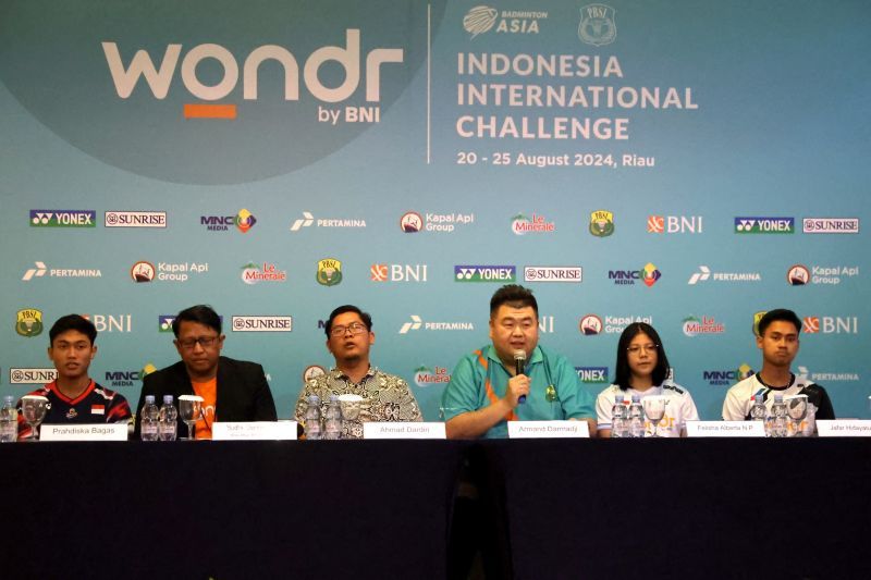 Panitia WONDR by BNI Indonesia Armand (ketiga kanan) memberikan keterangan terkait pelaksanaan turnamen bulu tangkis internasional WONDR by Mandiri Indonesia dalam konferensi pers di Pekanbaru, Riau, Senin (19/8/2024). (ANTARA/HO-Dok. PBSI)