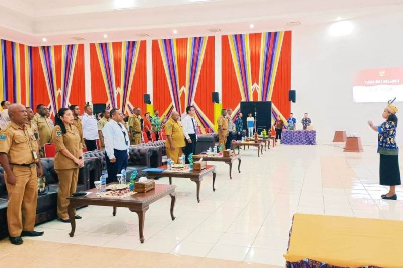 Konsultasi publik kepuasan masyarakat yang diselenggarakan Dinas Penanaman Modal Pelayanan Terpadu Satu Pintu dan Tenaga Kerja (DPMPTSP-TK) Kabupaten Kaimana (ANTARA/HO-Isabela Wisang)