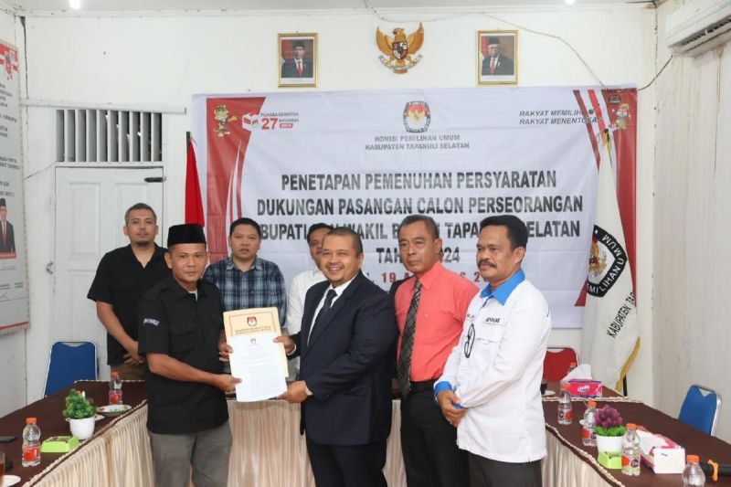 Komisi Pemilihan Umum (KPU) Kabupaten Tapanuli Selatan (Tapsel) Sumatera Utara menyebut bakal pasangan calon bupati dan wakil bupati jalur perseorangan wilayah setempat Dolly Pasaribu - Buchori Siregar lolos verifikasi faktual syarat dukungan, Senin (19/08/2024). (ANTARA/HO-KPU Tapsel)