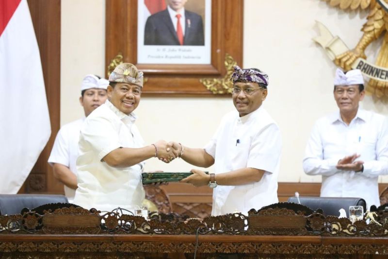 Penjabat Gubernur Bali Sang Made Mahendra Jaya saat menerima pandangan umum fraksi DPRD Bali yang diserahkan Wakil Ketua DPRD Bali I Nyoman Suyasa di Denpasar, Senin (19/8/2024). ANTARA/HO-DPRD Bali.