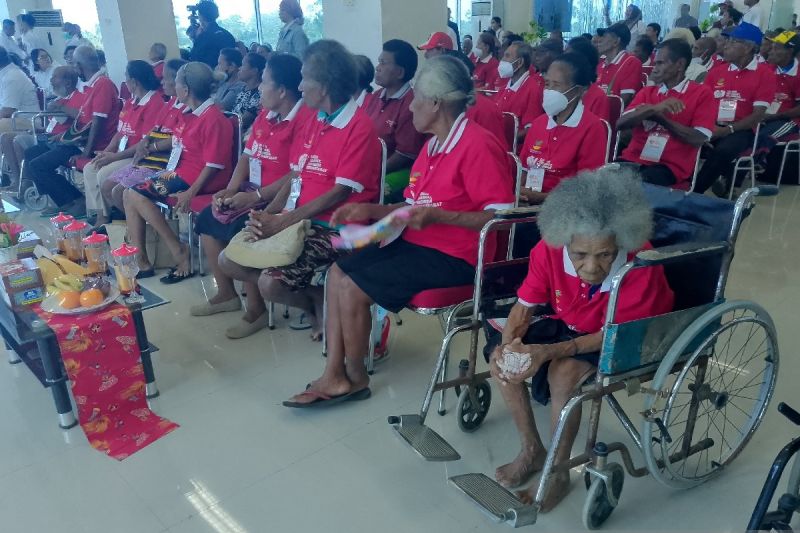 Lansia orang asli Papua saat menunggu giliran pemeriksaan kesehatan di RSUD Biak dalam rangka hari lansia 2024. ANTARA/Muhsidin