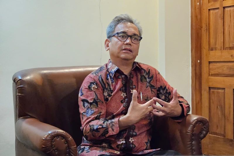 Pemilik klub Belgia FCV Dender Sihar Sitorus menjawab pertanyaan pewarta pada acara bincang-bincang di Jakarta, Senin (19/8/2024). (ANTARA/RAUF ADIPATI) (ANTARA/RAUF ADIPATI)