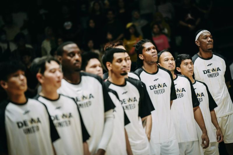 Para pemain Dewa United Banten dalam salah satu pertandingan Indonesian Basketball League (IBL) 2024. ANTARA/HO-Dewa United Banten