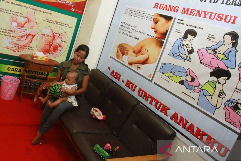 Arsip foto - Seorang ibu menggendong anaknya sebelum diberi ASI di Ruang Khusus Menyusui di Terminal Tirtonadi, Solo, Jateng, Rabu (30/3). FOTO ANTARA/Akbar Nugroho Gumay/ss/Spt/pri. (AKBAR NUGROHO GUMAY/AKBAR NUGROHO GUMAY)