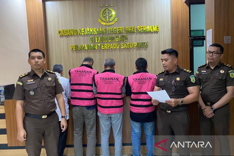 Kelima tersangka dugaan korupsi pada pekerjaan rehabilitasi pagar dan gapura Kampus IV Tuntungan di UIN Sumut menjalani tahap II, di Cabjari Deli Serdang di Pancur Batu, Sumut, Senin (19/8/2024). ANTARA/Aris Rinaldi Nasution