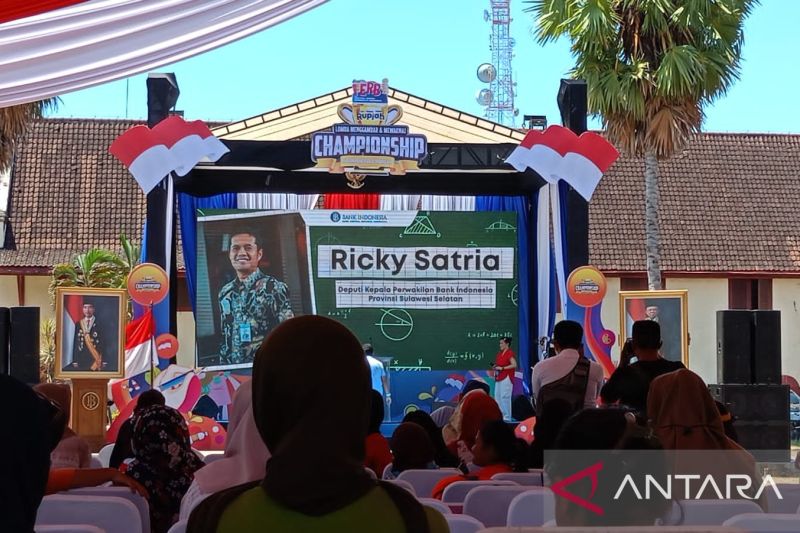 Suasana sosialisasi pada siswa dan orang tua siswa tentang bahaya pinjol dan judol di Makassar. ANTARA/ Suriani Mappong