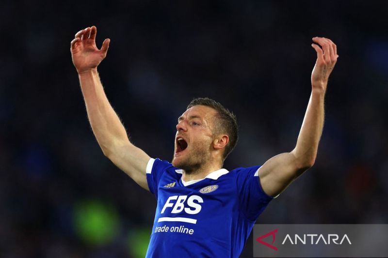 Foto arsip- Pesepak bola Leicester City Jamie Vardy melakukan selebrasi usai mencetak gola ke gawang Everton pada pertandingan Liga Inggris di Stadion King Power, Leicester, Inggris, Senin (1/5/2023). Pertandingan berakhir dengan skor imbang 2-2. ANTARA FOTO/REUTERS/Molly Darlington/tom.