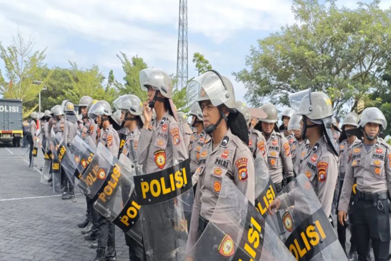 Personel Direktorat Samapta Polda Sulbar saat mengikuti pelatihan pengendalian massa dalam memperkuat kesiapan pengamanan Pilkada Serentak 2024. (ANTARA/HO/Humas Polda Sulbar)